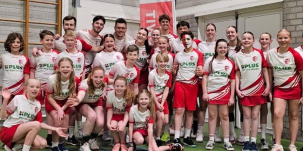 Foto: Korfballers Rood Wit Handhaven in bloedstollende Veluwederby