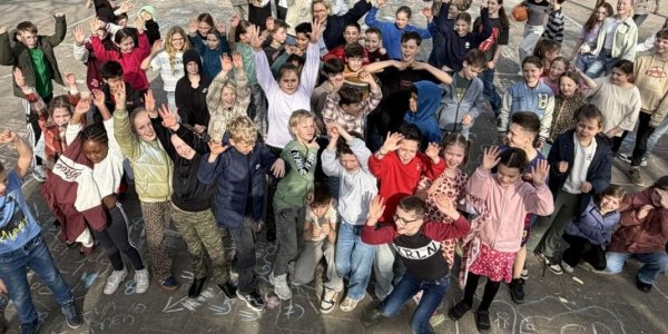 Foto: Deze kinderen leggen hun wensen op het schoolplein neer, nu is de politiek aan zet