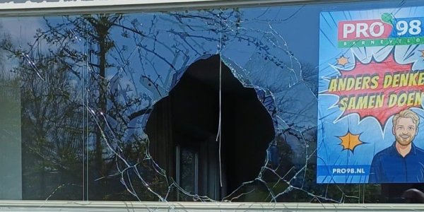 Foto: Steen door ruit bij oud-fractieleden Pro’98 in Barneveld: 'Nooit acceptabel'