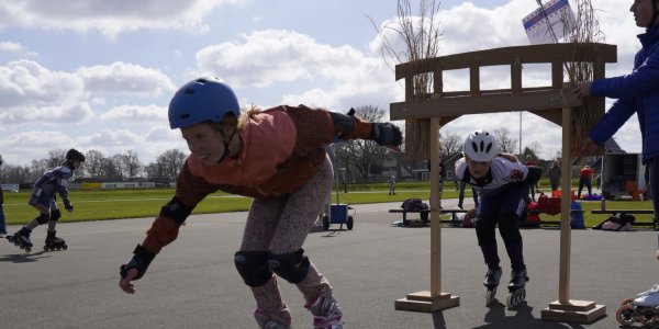 Foto: Skeelerclub Oldebroek opent seizoen met spectaculaire 'Mini Elfstedentocht'