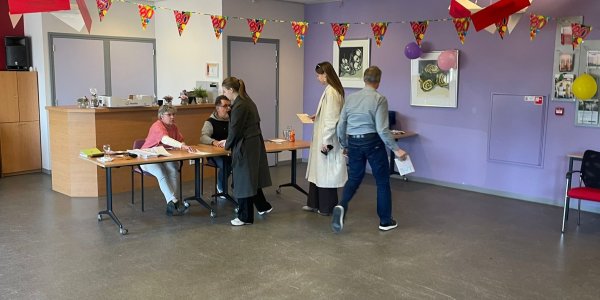 Foto: LIVE | Verkiezingsdag: Eerste opkomstpercentages zijn binnen