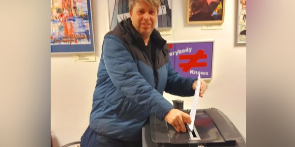 Foto: PvdA-GroenLinks lijsttrekker Sander Kouwenberg brengt als een van de eersten zijn stem uit