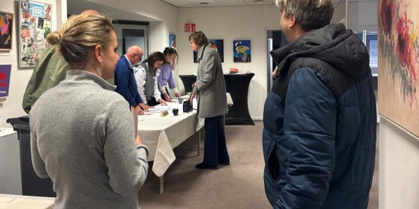 Foto: Deze mensen gingen al vroeg ‘Kleur Bekennen’ bij dit nieuwe stembureau