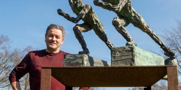 Foto: Deze beeldenmaker uit Putten maakte de prijzen voor Femke Kok en Jenning de Boo