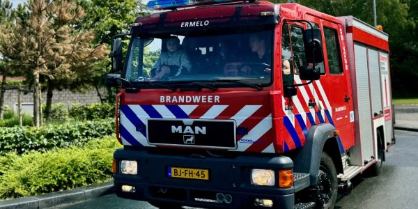 Foto: Brandweer haalt vier tieners van dak leegstaand pand