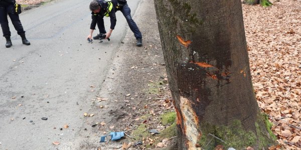 Foto: Bestuurder botst tegen boom, auto zwaar beschadigd