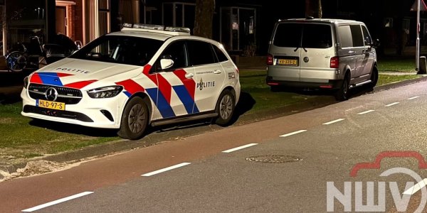 Foto: Politie doet nachtelijk onderzoek bij woning op ’t Harde na vondst overleden persoon