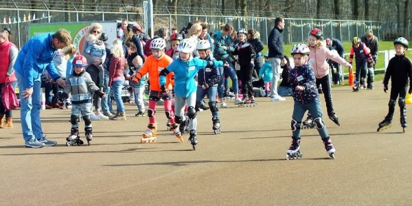 Foto: Gesprek met Edwin Bossenbroek van Skeelerclub Oldebroek over de Mini Elfstedentocht