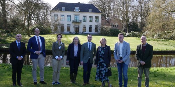 Foto: Bijzonder bezoek verbindt familiegeschiedenis met Oldebroek