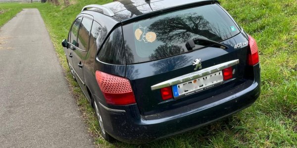 Foto: Raadsel rond stilstaande auto langs Middeldijk houdt voorbijgangers bezig