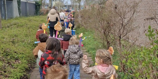 Foto: Kinderen van De IJsvogel verrassen buurt met Palmpasenoptocht