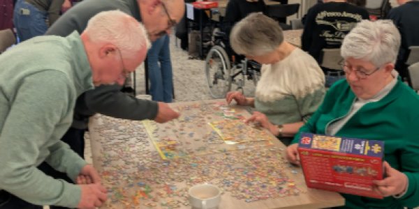 Foto: VIDEO: 13 Enthousiaste teams nemen deel aan eerste legpuzzelwedstrijd voor goed doel