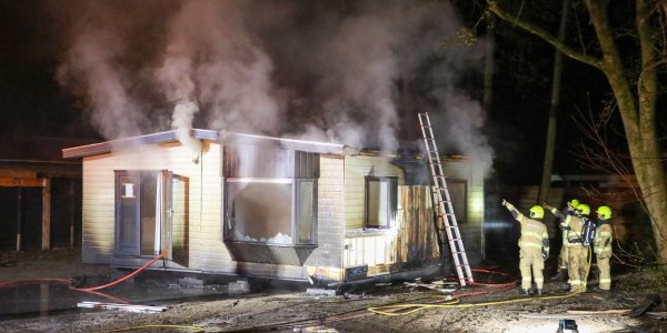 Foto: Chalet in Stroe gaat al na twee dagen in vlammen op, brand mogelijk aangestoken