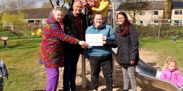 Foto: Oldebroeks Buurtbelang kent 500 euro toe aan speeltuinvereniging Op de Wip