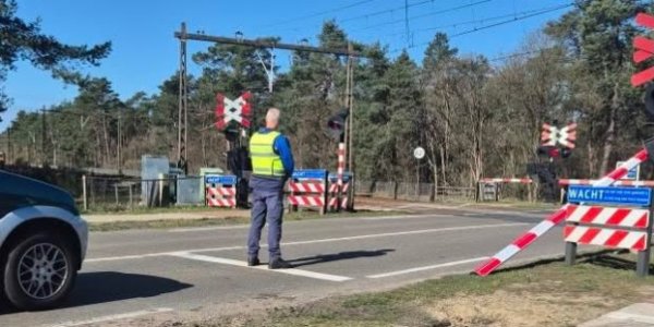Foto: Spoorboom omver gereden in Nunspeet: wie heeft dat gedaan?