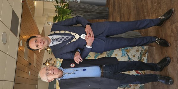 Foto: Burgemeester feliciteert 100-jarige inwoner De Vries