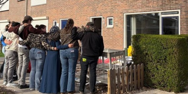 Foto: Brand verwoest woning van Syrisch gezin, maar wat buren daarna doen raakt hen diep